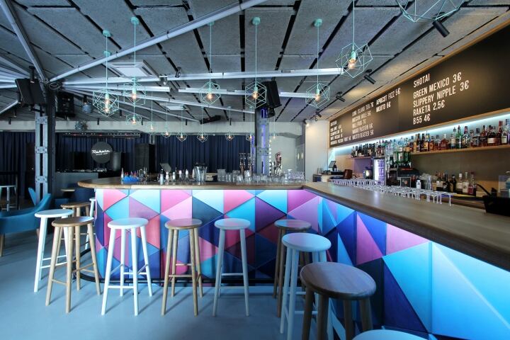 色彩明亮的多功能酒吧设计“Raketa social club”