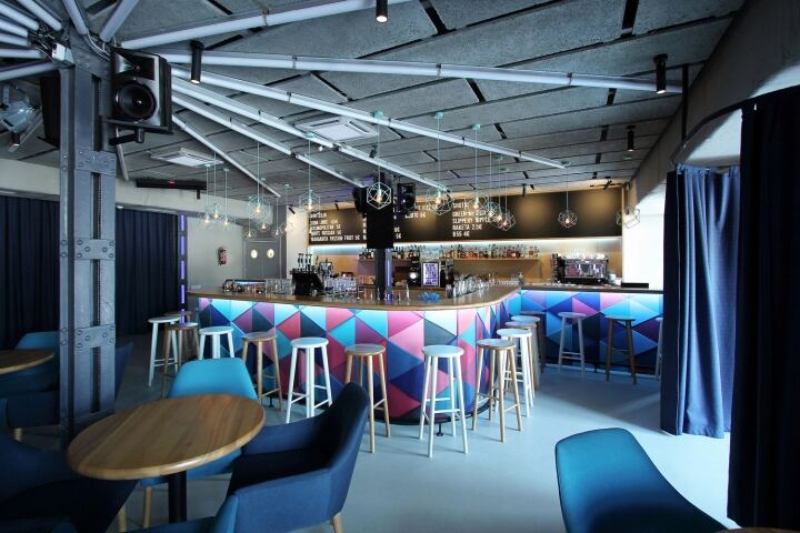 色彩明亮的多功能酒吧设计“Raketa social club”